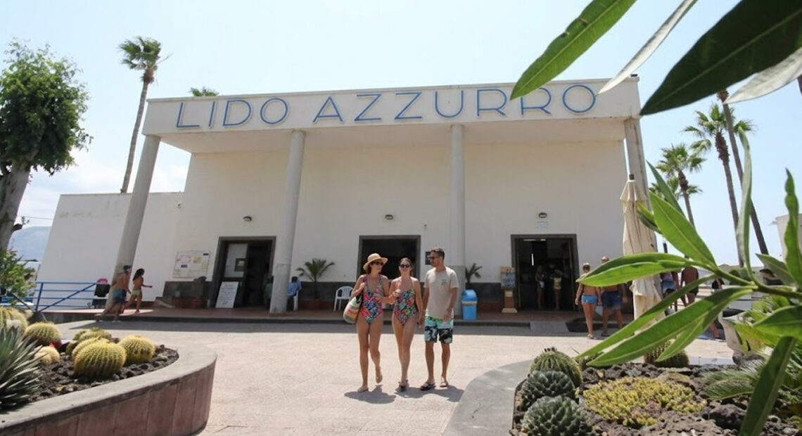 L'ingresso dello stabilimento balneare Lido Azzurro situato presso le spiagge Torre Annunziata.