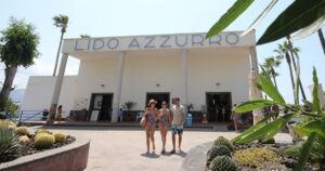 L'ingresso dello stabilimento balneare Lido Azzurro situato presso le spiagge Torre Annunziata.