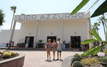 L'ingresso dello stabilimento balneare Lido Azzurro situato presso le spiagge Torre Annunziata.
