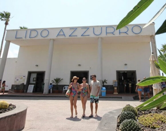 L'ingresso dello stabilimento balneare Lido Azzurro situato presso le spiagge Torre Annunziata.
