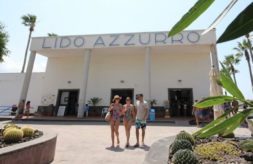 L'ingresso dello stabilimento balneare Lido Azzurro situato presso le spiagge Torre Annunziata.