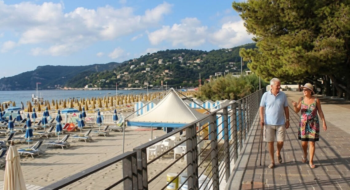 Il lungomare e gli stabilimenti balneari a Spotorno coinvolti nelle gare