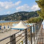 Il lungomare e gli stabilimenti balneari a Spotorno coinvolti nelle gare
