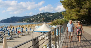 Il lungomare e gli stabilimenti balneari a Spotorno coinvolti nelle gare