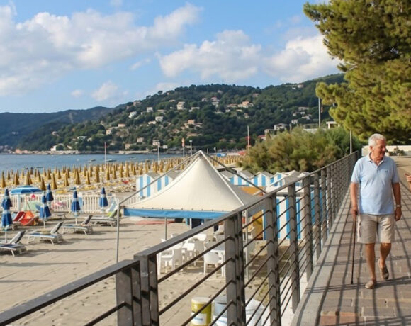 Il lungomare e gli stabilimenti balneari a Spotorno coinvolti nelle gare
