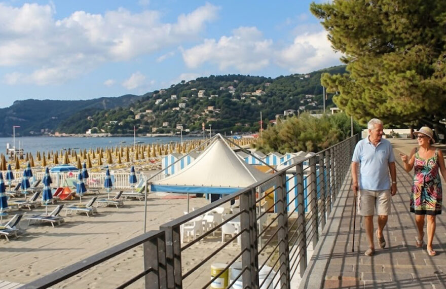 Il lungomare e gli stabilimenti balneari a Spotorno coinvolti nelle gare