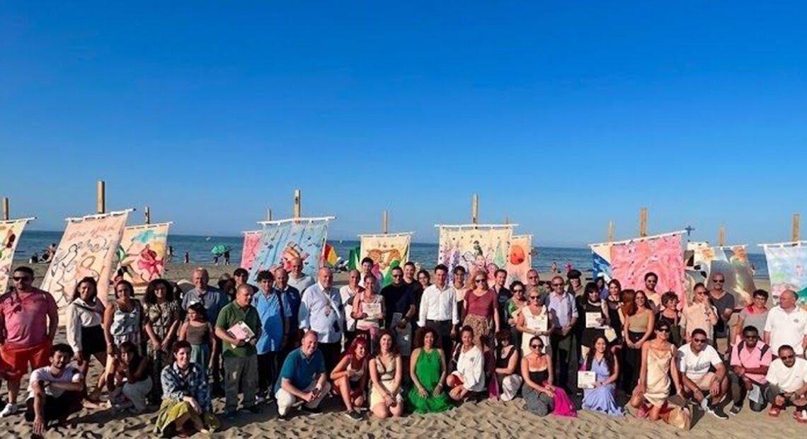 Inaugurazione della rassegna Tende al Mare 2026 sulla spiaggia libera di Cesenatico con le istituzioni e le opere d'arte.