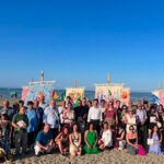 Inaugurazione della rassegna Tende al Mare 2026 sulla spiaggia libera di Cesenatico con le istituzioni e le opere d'arte.