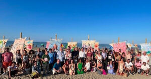 Inaugurazione della rassegna Tende al Mare 2026 sulla spiaggia libera di Cesenatico con le istituzioni e le opere d'arte.