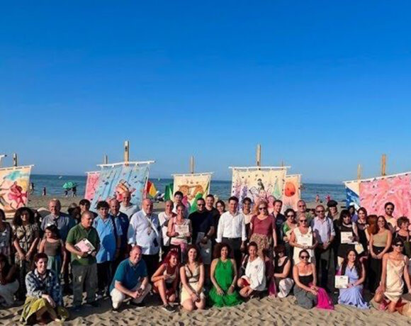 Inaugurazione della rassegna Tende al Mare 2026 sulla spiaggia libera di Cesenatico con le istituzioni e le opere d'arte.
