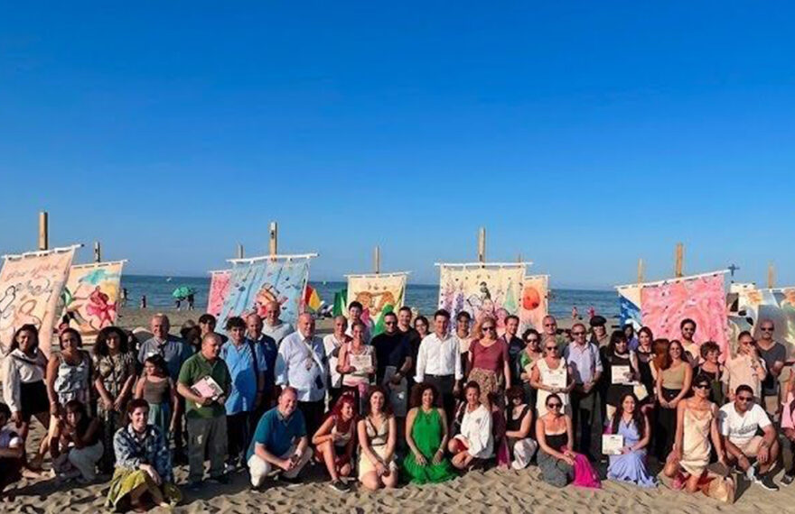 Inaugurazione della rassegna Tende al Mare 2026 sulla spiaggia libera di Cesenatico con le istituzioni e le opere d'arte.