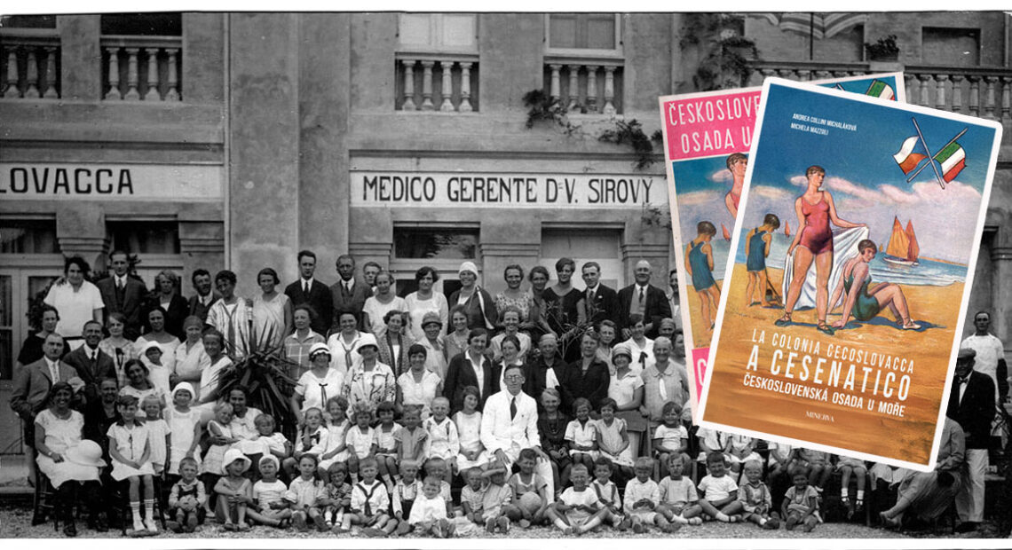 Foto d'epoca in bianco e nero degli ospiti e del personale della colonia cecoslovacca a Cesenatico con in sovrimpressione la copertina del libro di Edizioni Minerva.