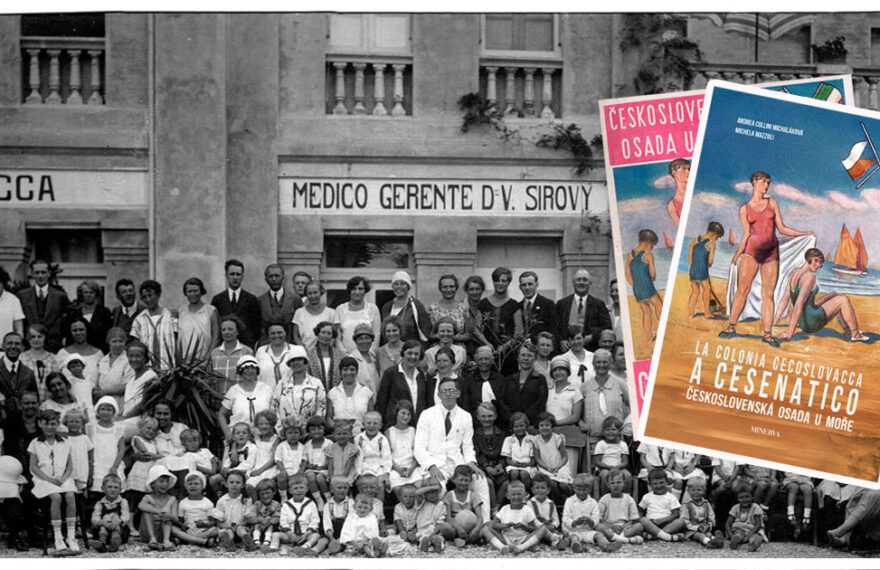 Foto d'epoca in bianco e nero degli ospiti e del personale della colonia cecoslovacca a Cesenatico con in sovrimpressione la copertina del libro di Edizioni Minerva.