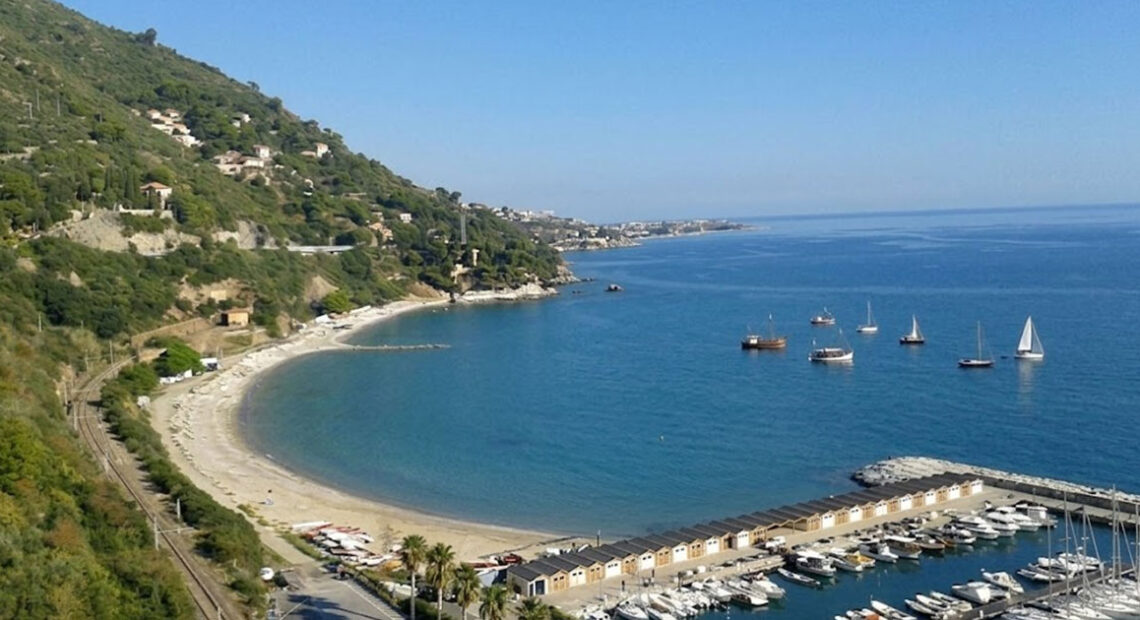 Veduta panoramica del litorale e del golfo di Alassio con spiagge e imbarcazioni in mare