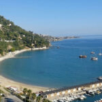 Veduta panoramica del litorale e del golfo di Alassio con spiagge e imbarcazioni in mare