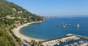 Veduta panoramica del litorale e del golfo di Alassio con spiagge e imbarcazioni in mare