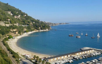 Veduta panoramica del litorale e del golfo di Alassio con spiagge e imbarcazioni in mare