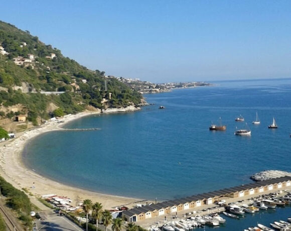Veduta panoramica del litorale e del golfo di Alassio con spiagge e imbarcazioni in mare