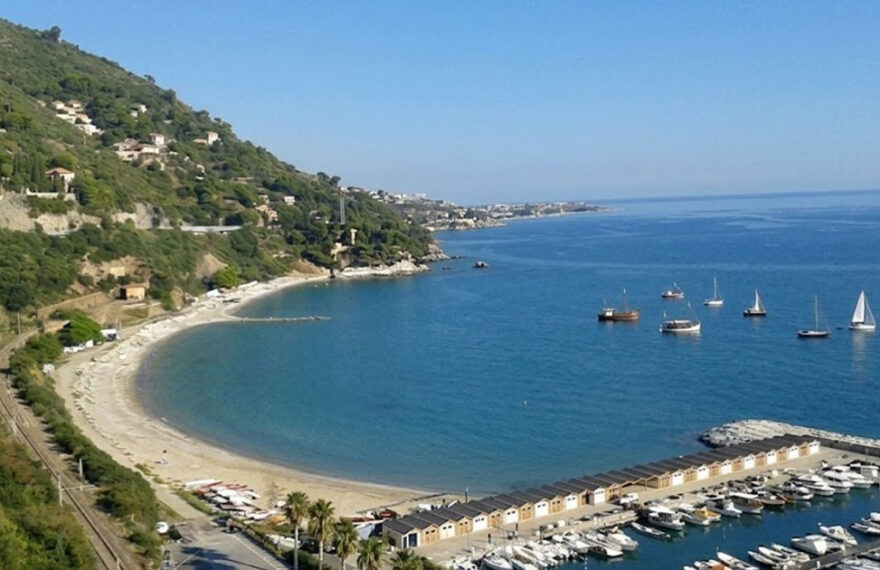 Veduta panoramica del litorale e del golfo di Alassio con spiagge e imbarcazioni in mare