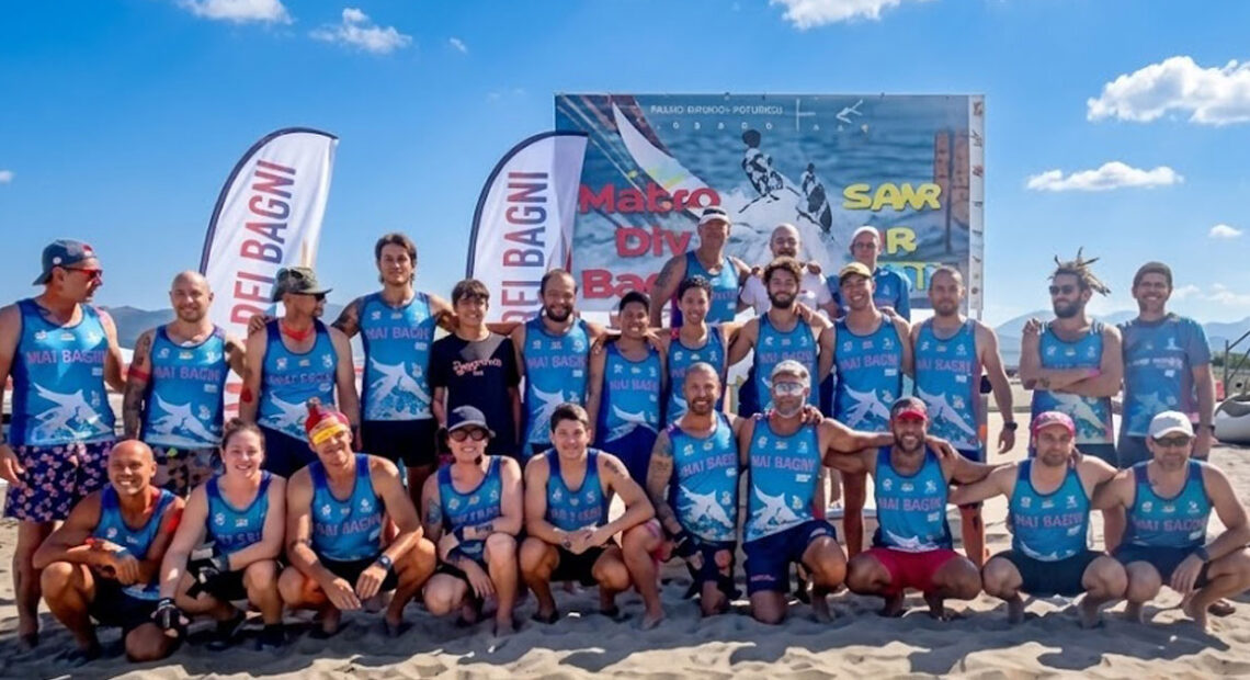 Gruppo di bagnini di salvataggio in canotta azzurra sulla spiaggia di Forte dei Marmi per la rassegna Save a Life