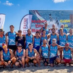 Gruppo di bagnini di salvataggio in canotta azzurra sulla spiaggia di Forte dei Marmi per la rassegna Save a Life
