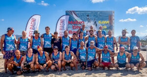 Gruppo di bagnini di salvataggio in canotta azzurra sulla spiaggia di Forte dei Marmi per la rassegna Save a Life