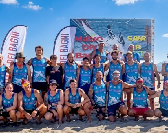 Gruppo di bagnini di salvataggio in canotta azzurra sulla spiaggia di Forte dei Marmi per la rassegna Save a Life