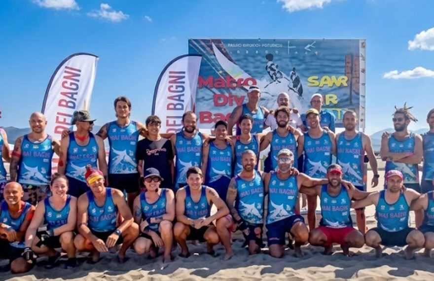 Gruppo di bagnini di salvataggio in canotta azzurra sulla spiaggia di Forte dei Marmi per la rassegna Save a Life