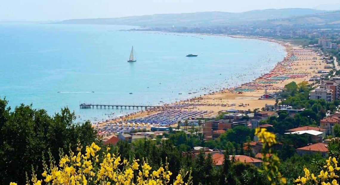 Panoramica dall'alto del litorale di Vasto Marina con gli stabilimenti balneari e il mare