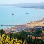Panoramica dall'alto del litorale di Vasto Marina con gli stabilimenti balneari e il mare