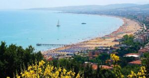 Panoramica dall'alto del litorale di Vasto Marina con gli stabilimenti balneari e il mare