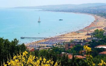 Panoramica dall'alto del litorale di Vasto Marina con gli stabilimenti balneari e il mare