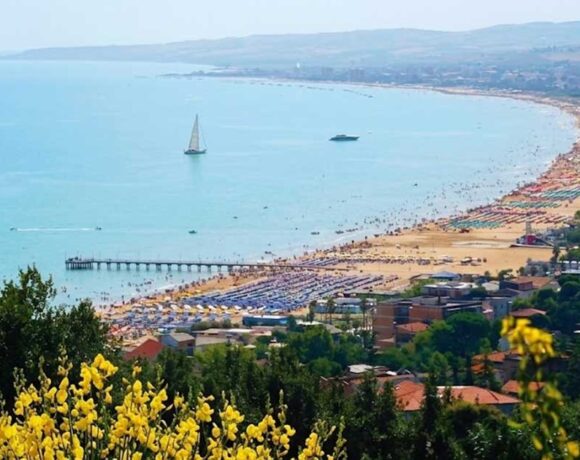 Panoramica dall'alto del litorale di Vasto Marina con gli stabilimenti balneari e il mare