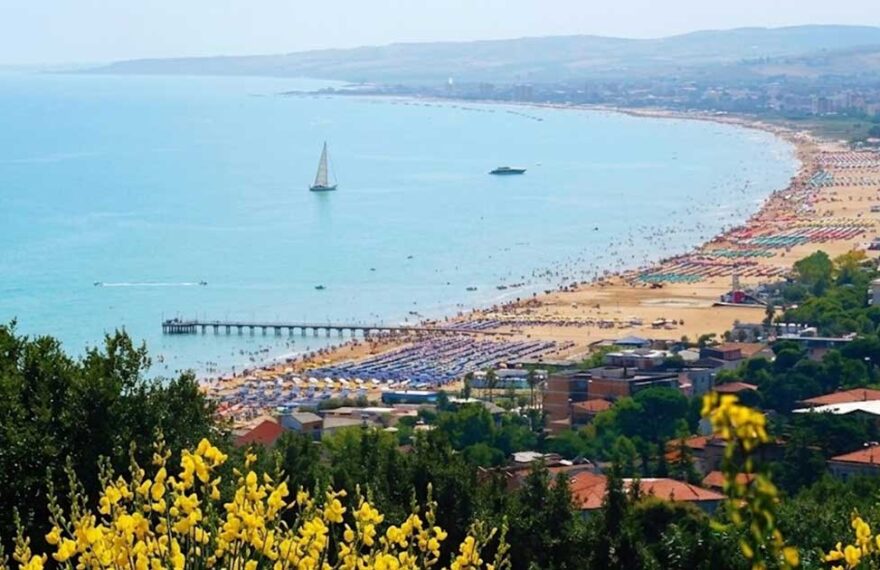 Panoramica dall'alto del litorale di Vasto Marina con gli stabilimenti balneari e il mare