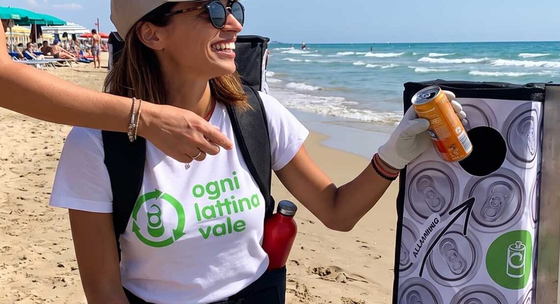 Due donne promuovono il riciclo delle lattine in alluminio su una spiaggia attrezzata