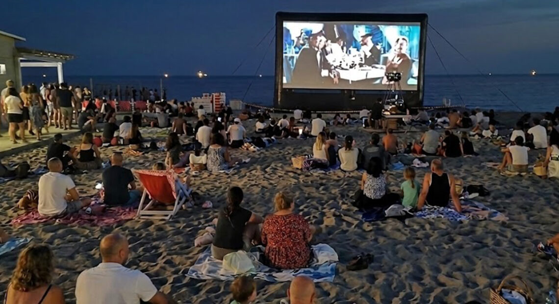 Proiezione cinematografica all'aperto di sera sulla spiaggia del Bagno degli Americani a Tirrenia