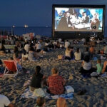 Proiezione cinematografica all'aperto di sera sulla spiaggia del Bagno degli Americani a Tirrenia