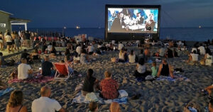 Proiezione cinematografica all'aperto di sera sulla spiaggia del Bagno degli Americani a Tirrenia