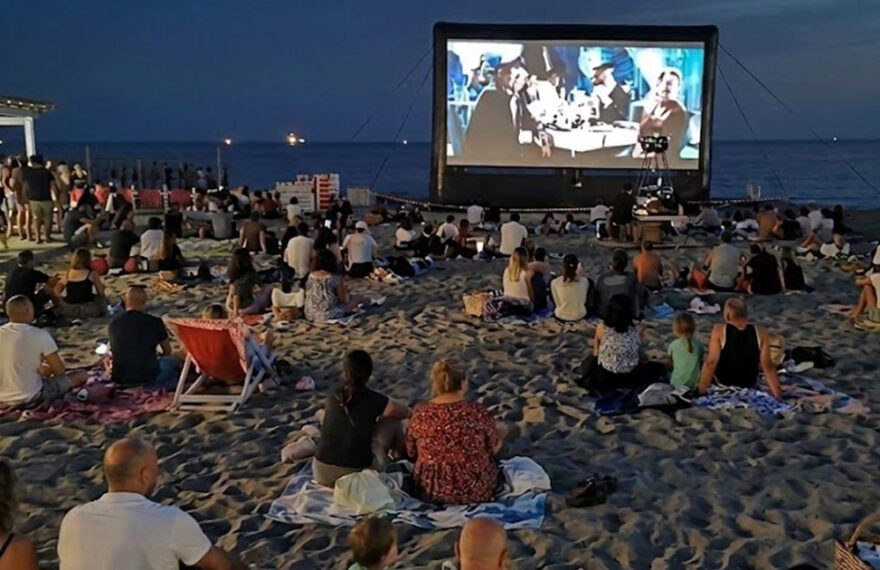 Proiezione cinematografica all'aperto di sera sulla spiaggia del Bagno degli Americani a Tirrenia