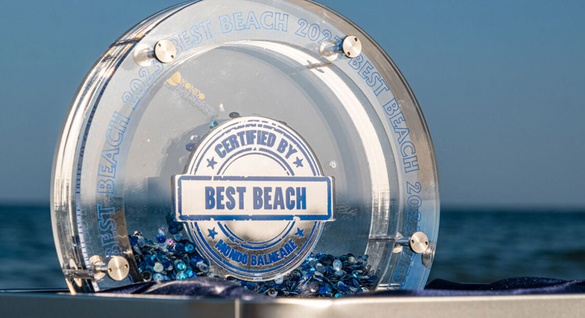 Trofeo ufficiale del concorso Best Beach 2026 di Mondo Balneare sulla spiaggia