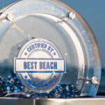 Trofeo ufficiale del concorso Best Beach 2026 di Mondo Balneare sulla spiaggia
