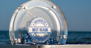 Trofeo ufficiale del concorso Best Beach 2026 di Mondo Balneare sulla spiaggia