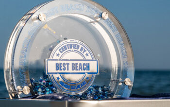 Trofeo ufficiale del concorso Best Beach 2026 di Mondo Balneare sulla spiaggia