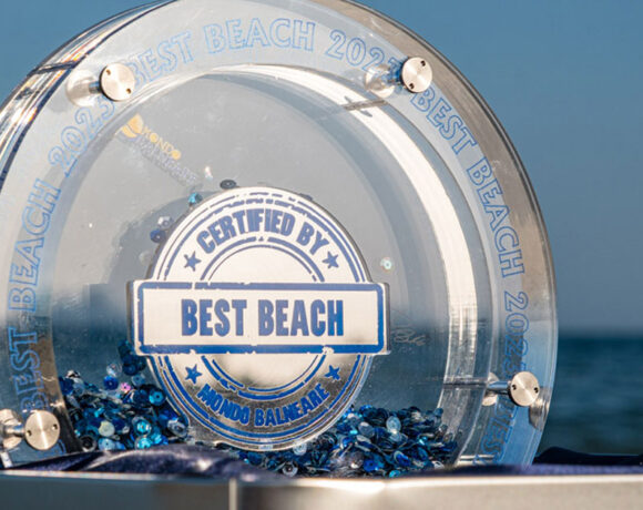 Trofeo ufficiale del concorso Best Beach 2026 di Mondo Balneare sulla spiaggia
