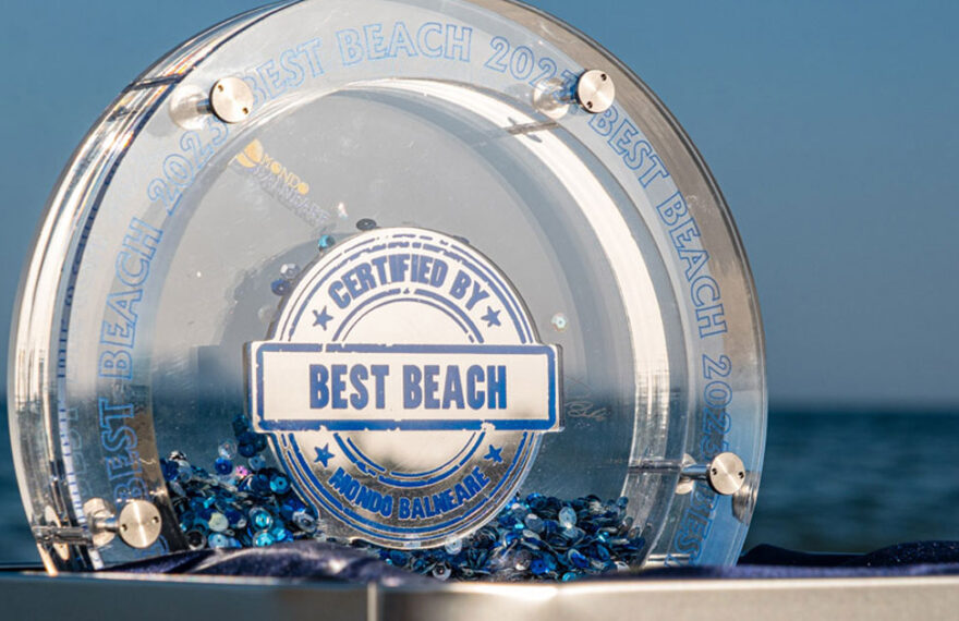 Trofeo ufficiale del concorso Best Beach 2026 di Mondo Balneare sulla spiaggia