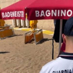 Un militare della Guardia Costiera di spalle durante i controlli sulle concessioni e le superfici degli stabilimenti balneari.