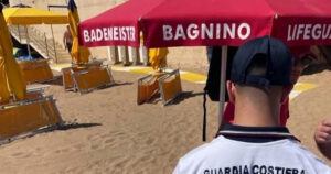 Un militare della Guardia Costiera di spalle durante i controlli sulle concessioni e le superfici degli stabilimenti balneari.