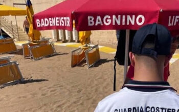 Un militare della Guardia Costiera di spalle durante i controlli sulle concessioni e le superfici degli stabilimenti balneari.