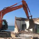 Una veduta panoramica delle spiagge del litorale di Castel Volturno con strutture costiere e aree demaniali oggetto di ripristino ambientale.