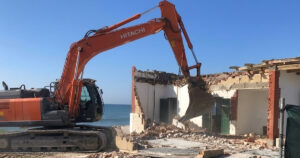 Una veduta panoramica delle spiagge del litorale di Castel Volturno con strutture costiere e aree demaniali oggetto di ripristino ambientale.